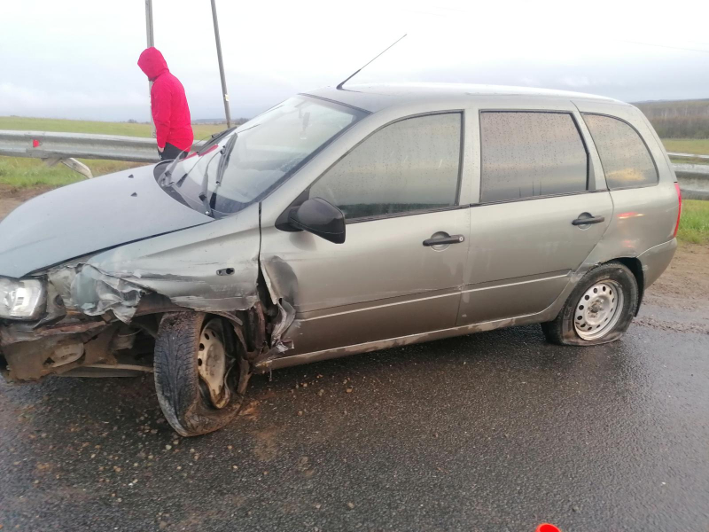 В Чепецком районе водитель снес дорожное ограждение: есть пострадавший