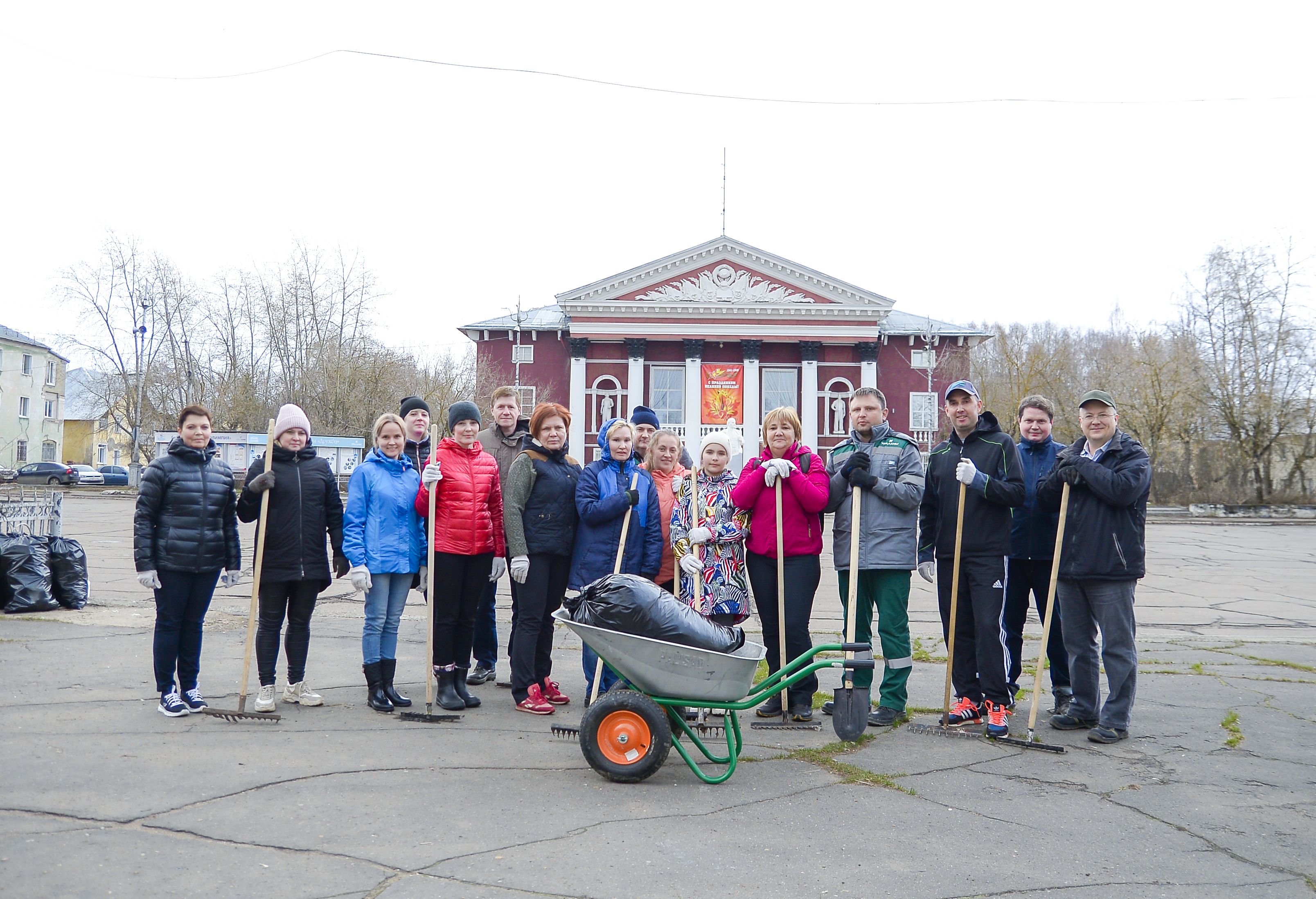 Сотрудники филиала «КЧХК» приняли участие в весенней уборке города