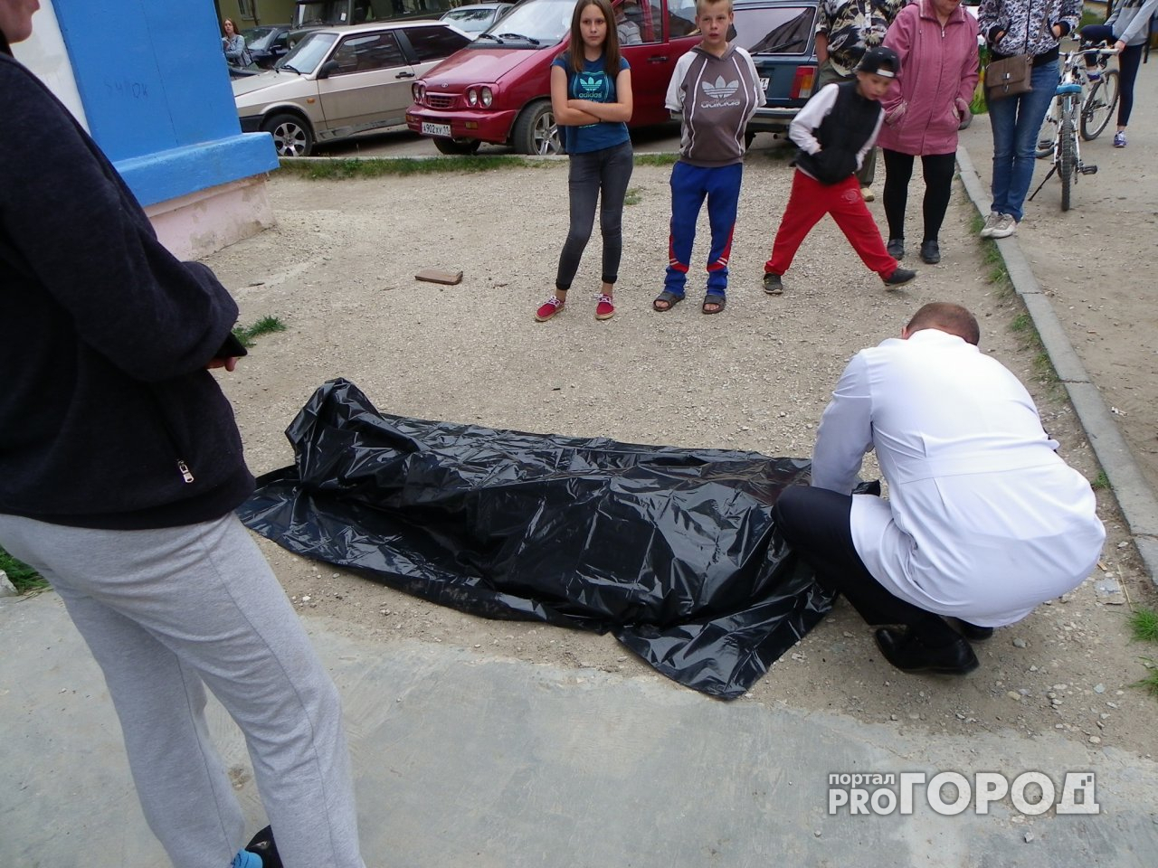 Жильцы дома на Первомайском переулке нашли в подъезде тело молодой женщины