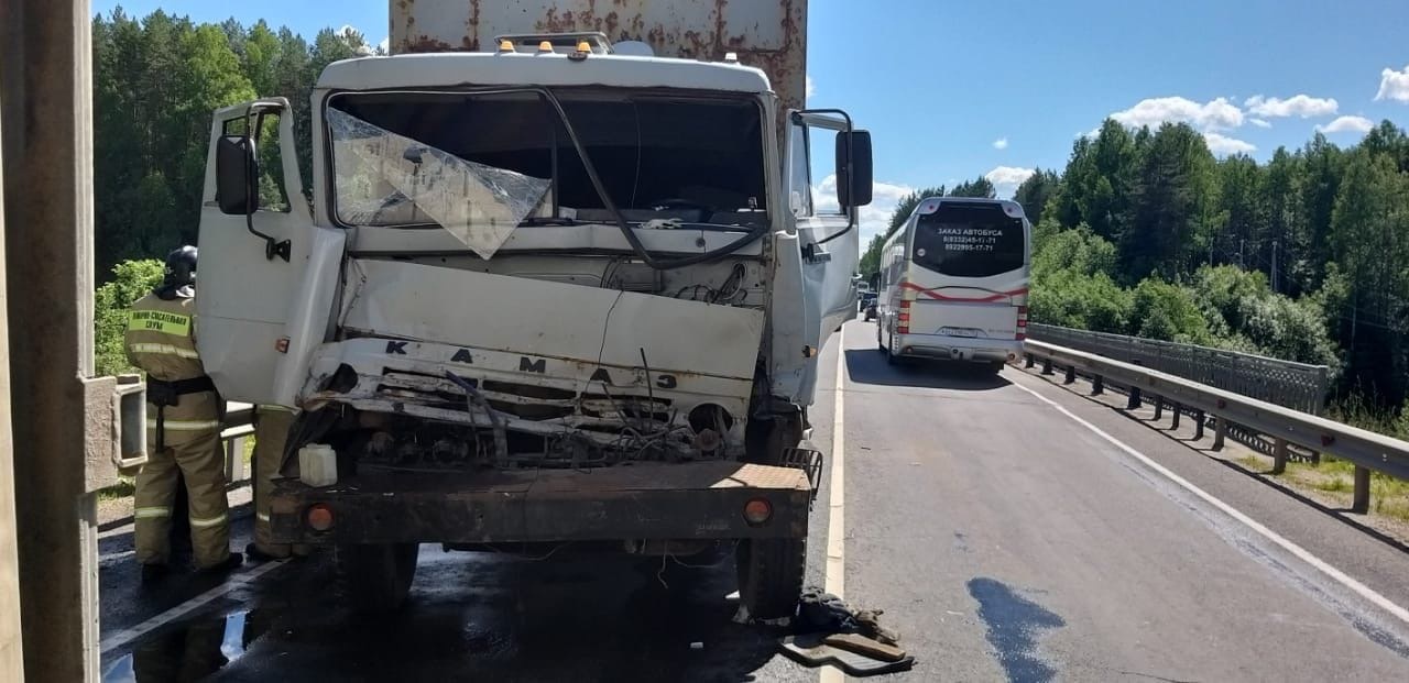 Днем в Кирово-Чепецком районе два грузовика попали в серьезную аварию