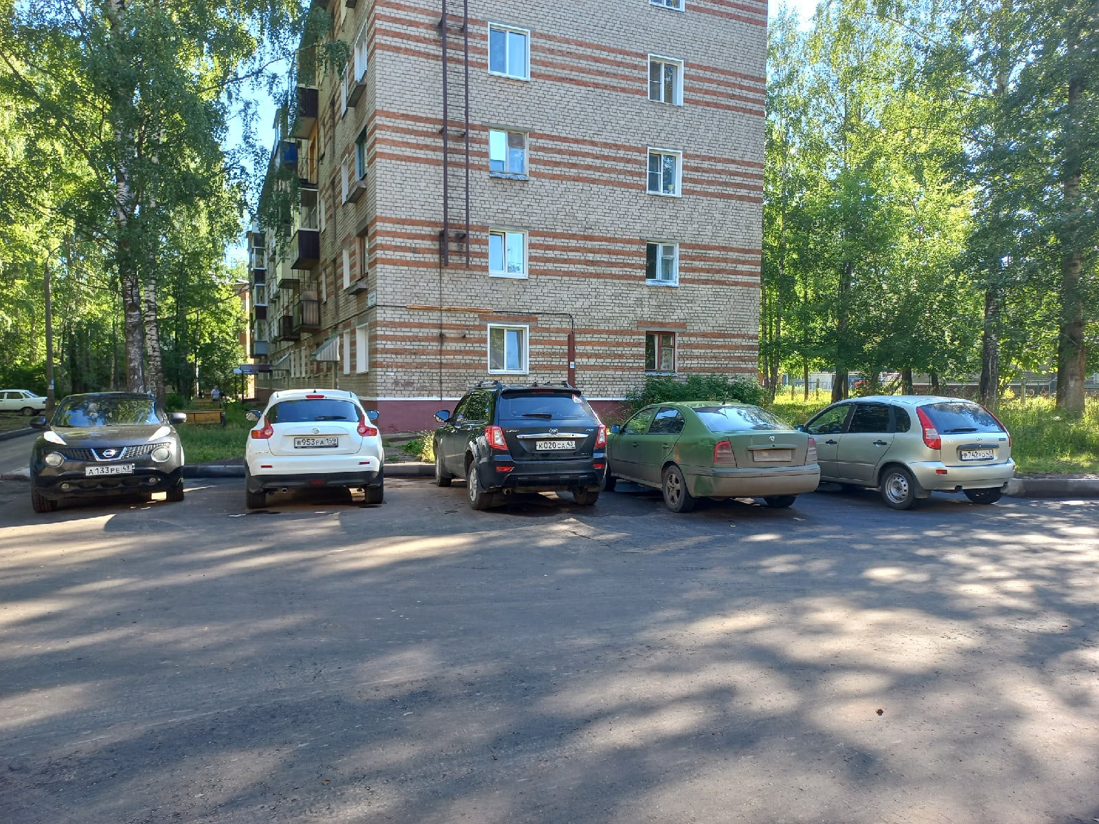 "Не удивляйтесь, что машины на газонах": возможны ли муниципальные парковки в Чепецке?