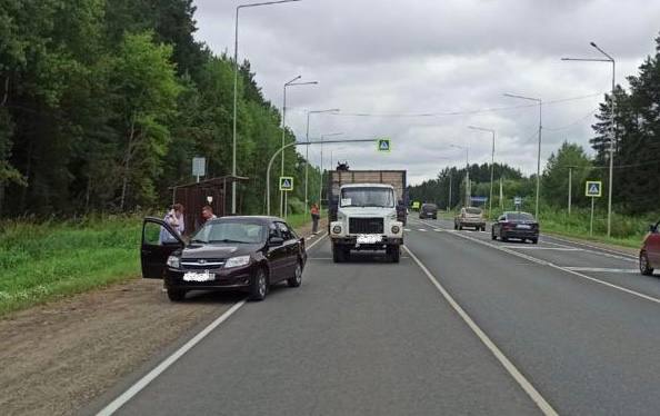 В Кирово-Чепецком районе грузовик протаранил легковушку: пострадали два человека 