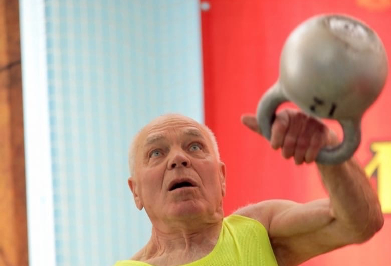 "Говорю всем, что я юный мальчик": 81-летний чепчанин поднимает гирю 220 раз