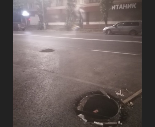 Жители Чепецка предупреждают об опасном люке на городских улицах