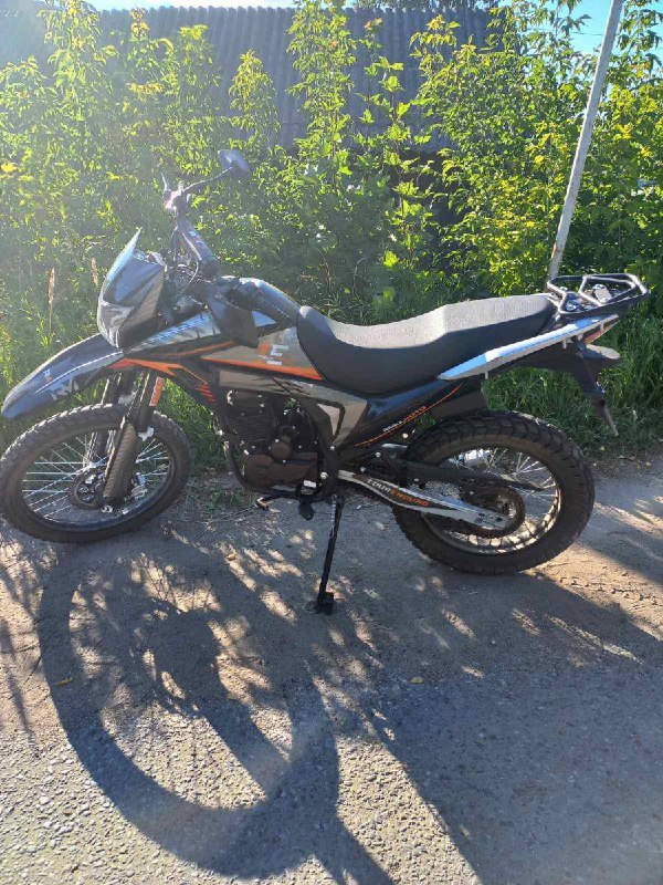 В Кировской области мотоциклист от удара оказался на дороге, где его переехала машина