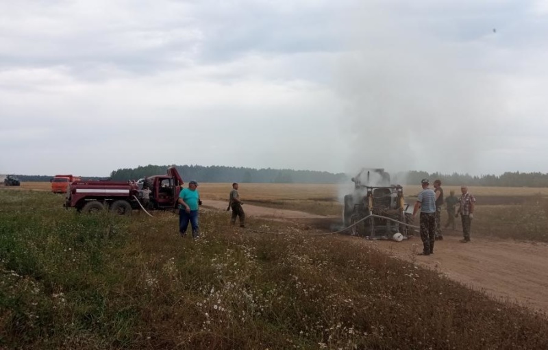 Могло сгореть все поле: в Кировской области во время сельхозработ загорелся трактор