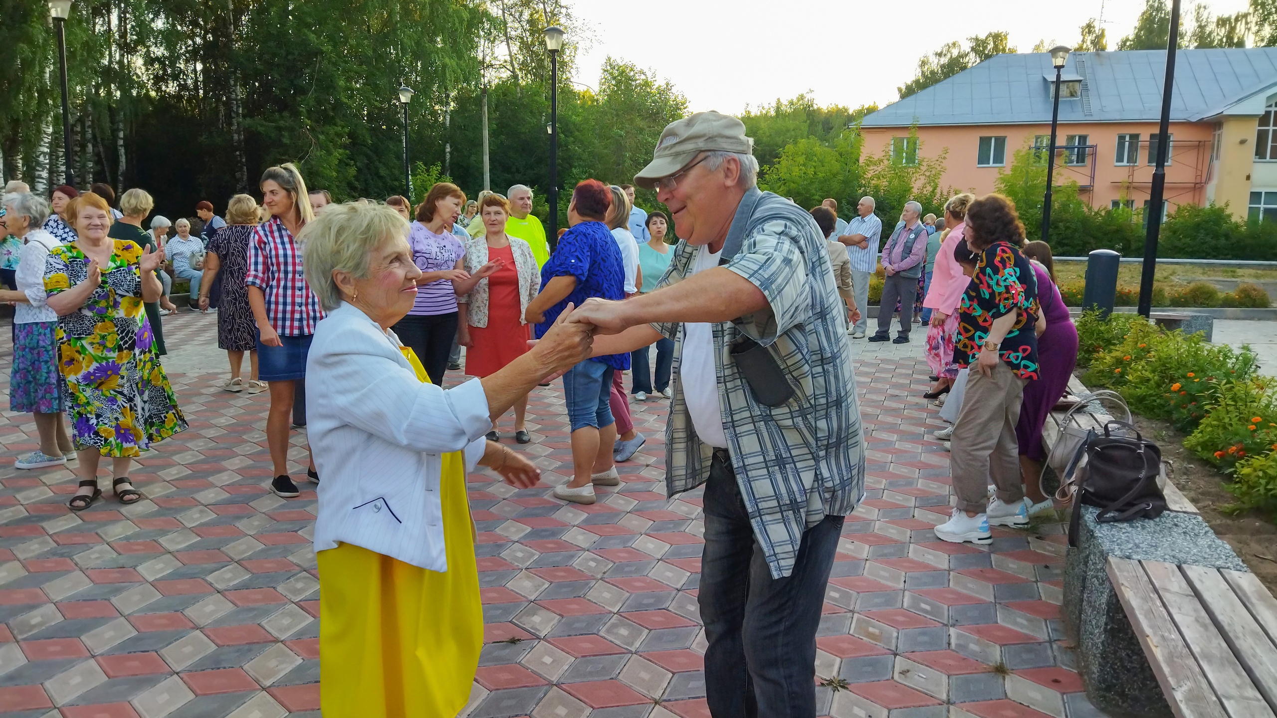 Погода чепецк. Кирово Чепецк население. День города Кирово-Чепецк 2022. Садик 24 Кирово Чепецк. Аллея любви Кирово Чепецк.