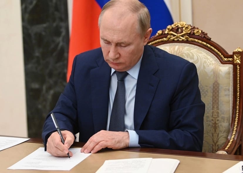 Президент России Владимир Путин подписал пакет поправок о военной службе