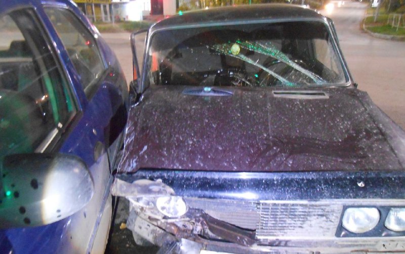 В Чепецке водитель "шестерки" врезался в Renault и сбежал, бросив пострадавших пассажиров