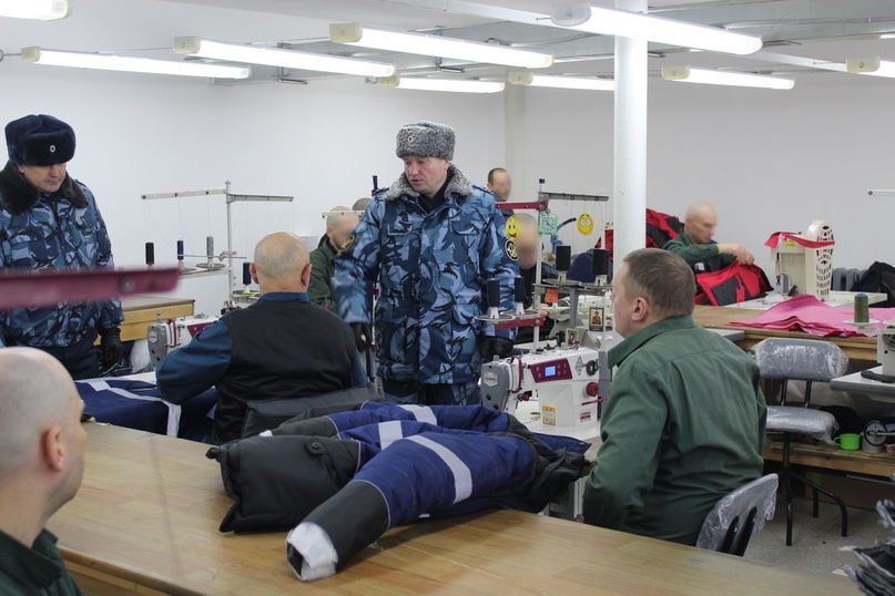 Заключенные в Кировской колонии научились шить зимние костюмы и теплые куртки
