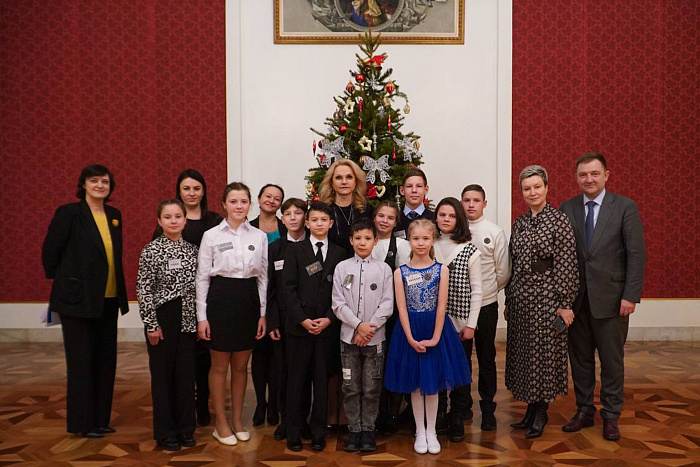 Кировские сироты посетили елку в Москве