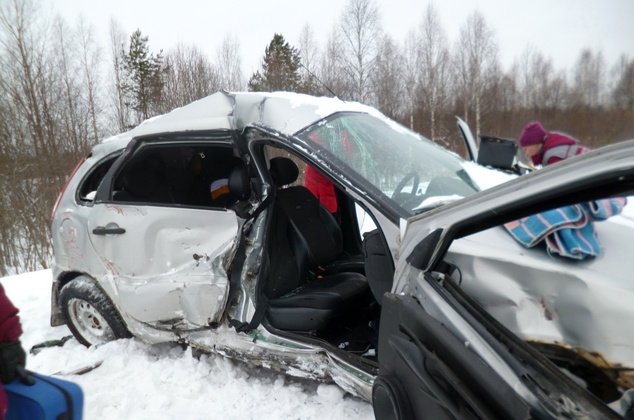 В Кировской области столкнулись Lada Kalina и поезд: один человек погиб, трое пострадали