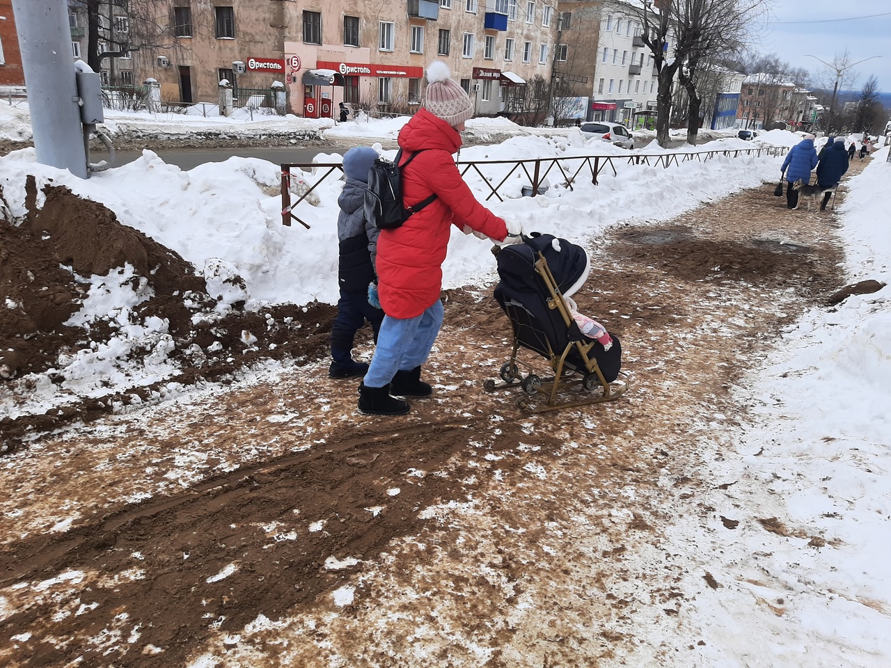 Пляж в городе: в Чепецке на дороги высыпали комья земли