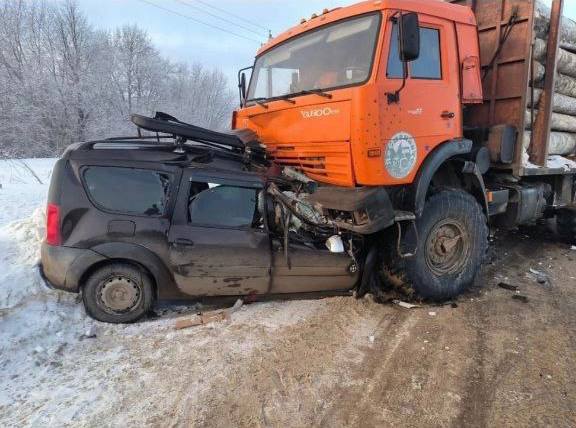 Лесовоз превратил легковушку в металлолом: в Кировской области погибли четыре человека