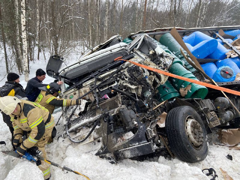 Водителя большегруза вырезали из кабины: в Кировской области ДТП с 4 грузовиками 