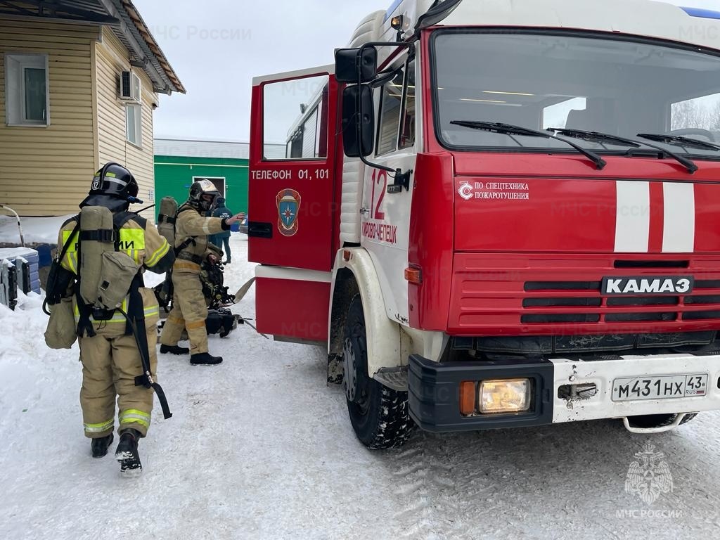 Спасатели эвакуировали сотрудников чепецкого молокозавода