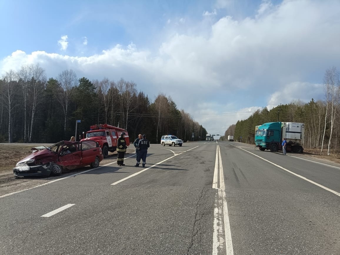 Столкновение с КамАЗом смяло легковушку: на трассе в Кировской области погибла женщина