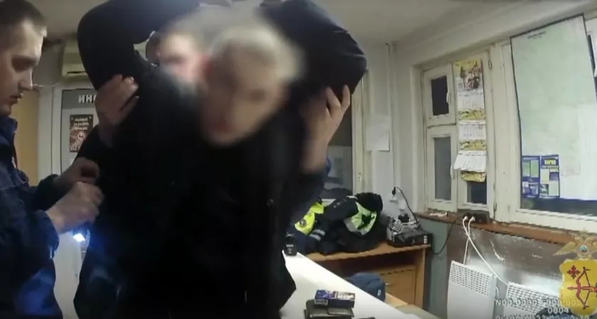 В Кирово-Чепецке полицейские с огнестрельным оружием гнались за водителем "четырки"