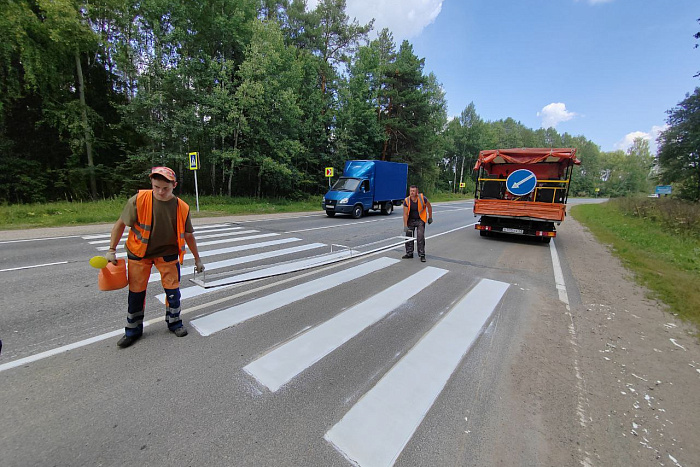 На трассах в Кирово-Чепецком районе наносят дорожную разметку 