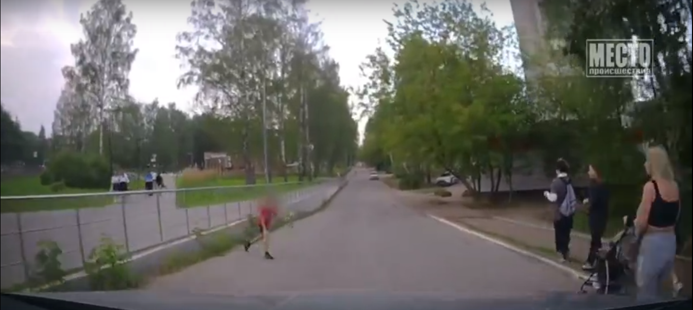 В Кирово-Чепецке ребенок прыгнул под колеса машины