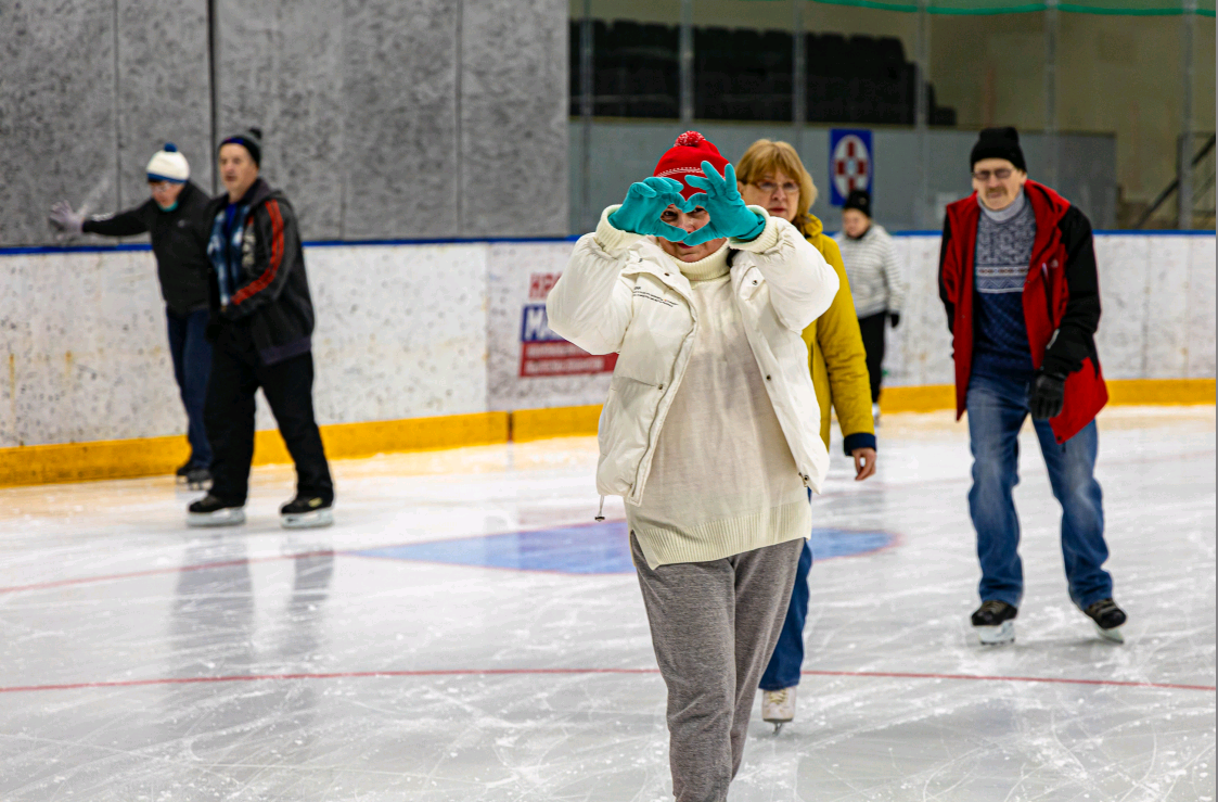 Филиал "КЧХК" организовал массовое катание на коньках для ветеранов