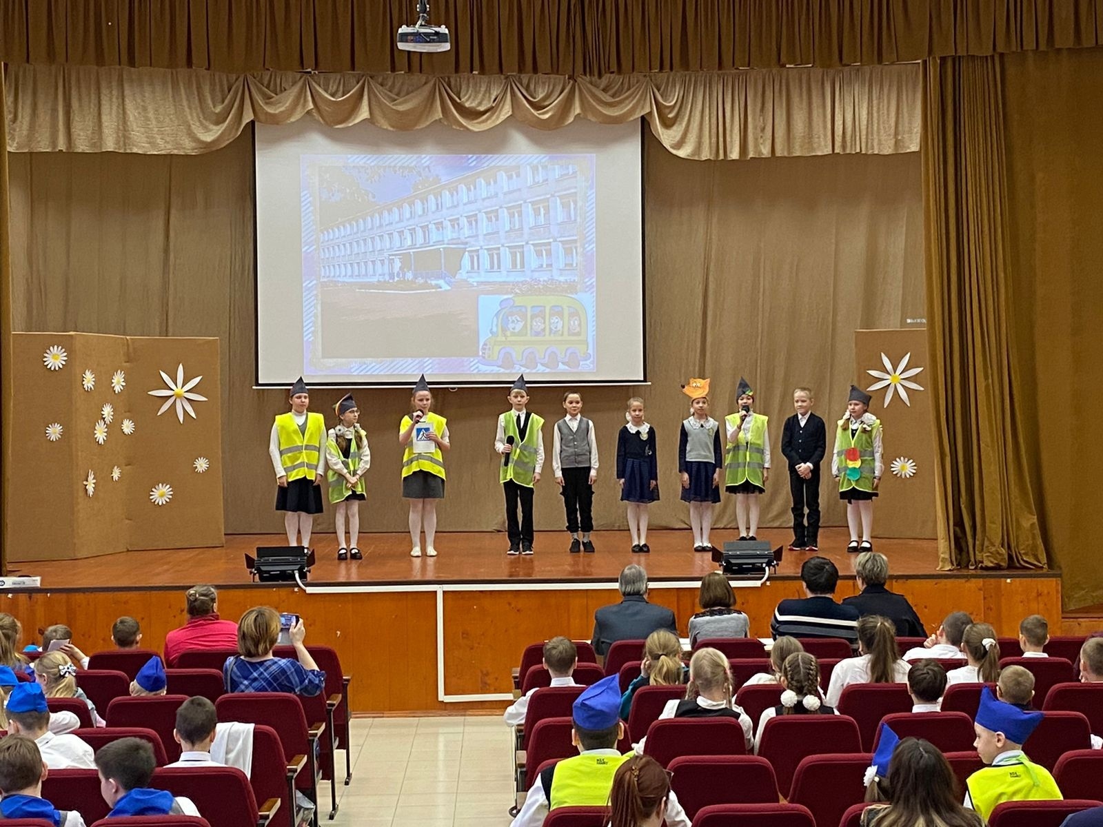 Школьники из Кирово-Чепецка поучаствовали в конкурсе агитбригад отрядов юных инспекторов движения