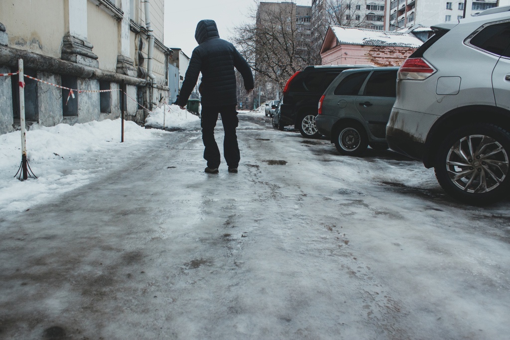 "От такой чистки снега я с сотрясением на больничном": чепчане жалуются на повсеместный гололед