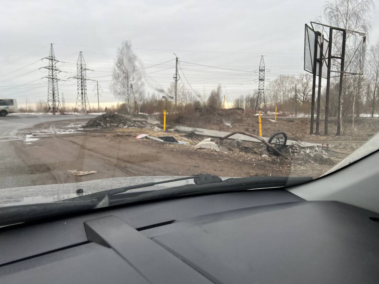 В Кирово-Чепецке водитель BMW снес дорожные знаки и въехал в опору ЛЭП