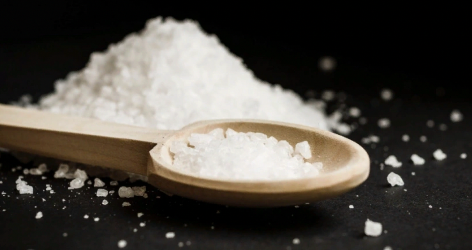 Посыпьте соль у порога и спите спокойно: старая хитрость актуальна и сегодня