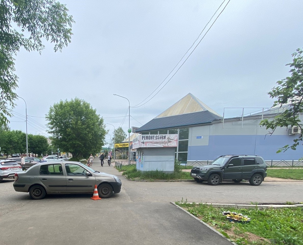 В Кирово-Чепецке 10-летний мальчик на электровелосипеде оказался под колесами Renault 