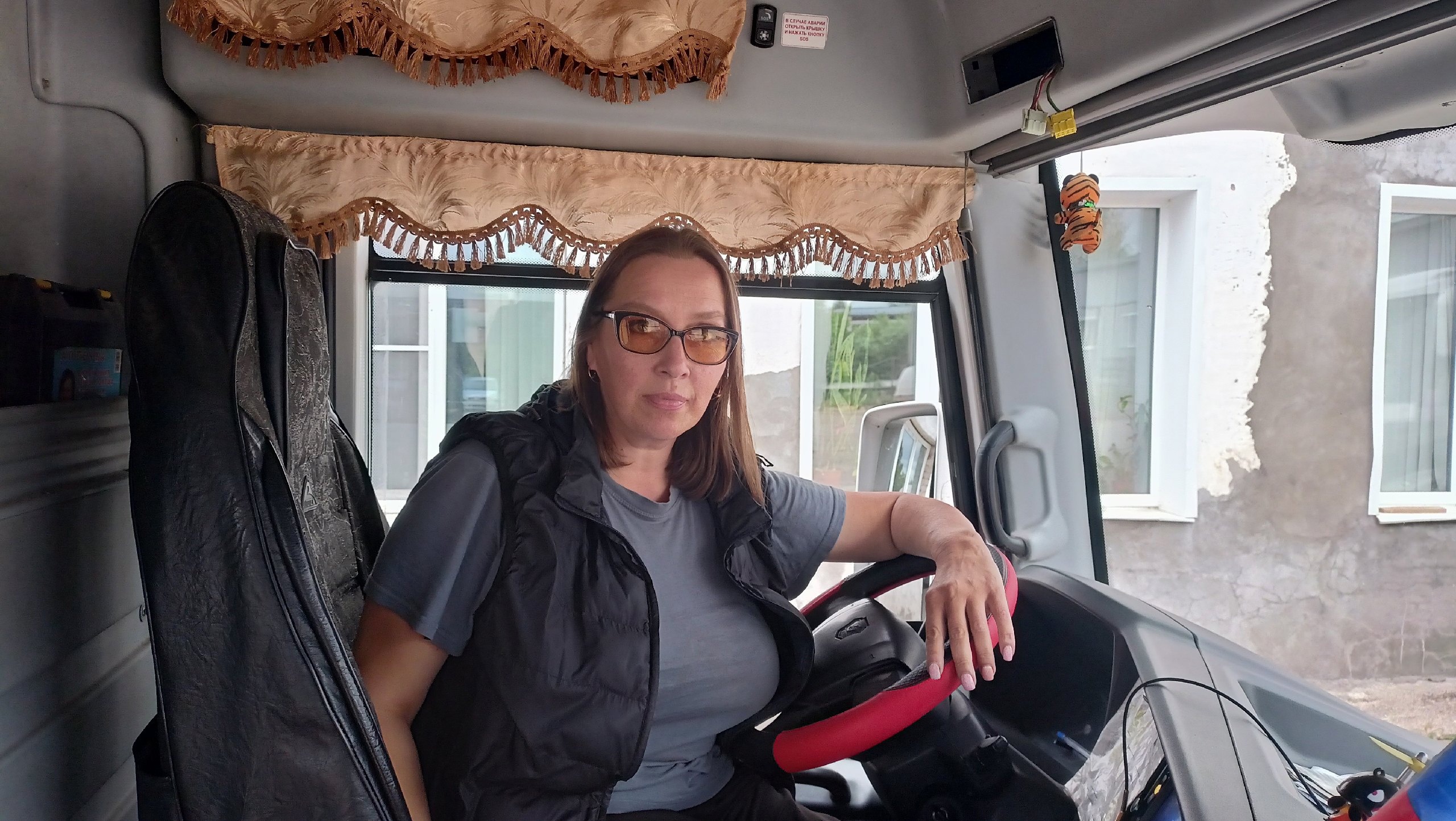 "На меня смотрят как на рыбку в аквариуме": девушка-водитель автобуса из Чепецка о реакции горожан