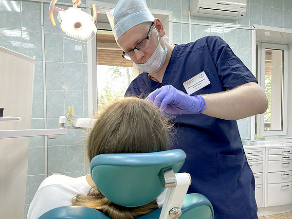Кирово-чепецкие стоматологи восстановили подростку выпавший зуб