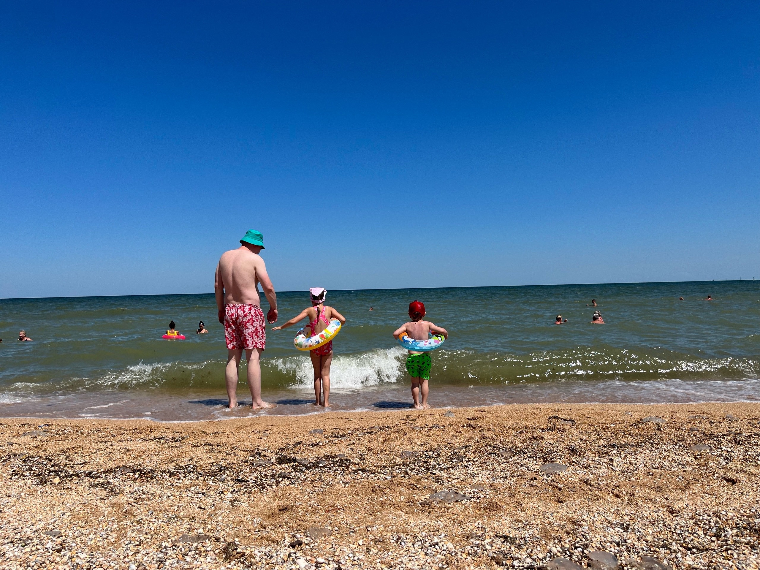 "Купаться невозможно, мы все сидим на берегу": Черное море преподнесло гадкий сюрприз отдыхающим