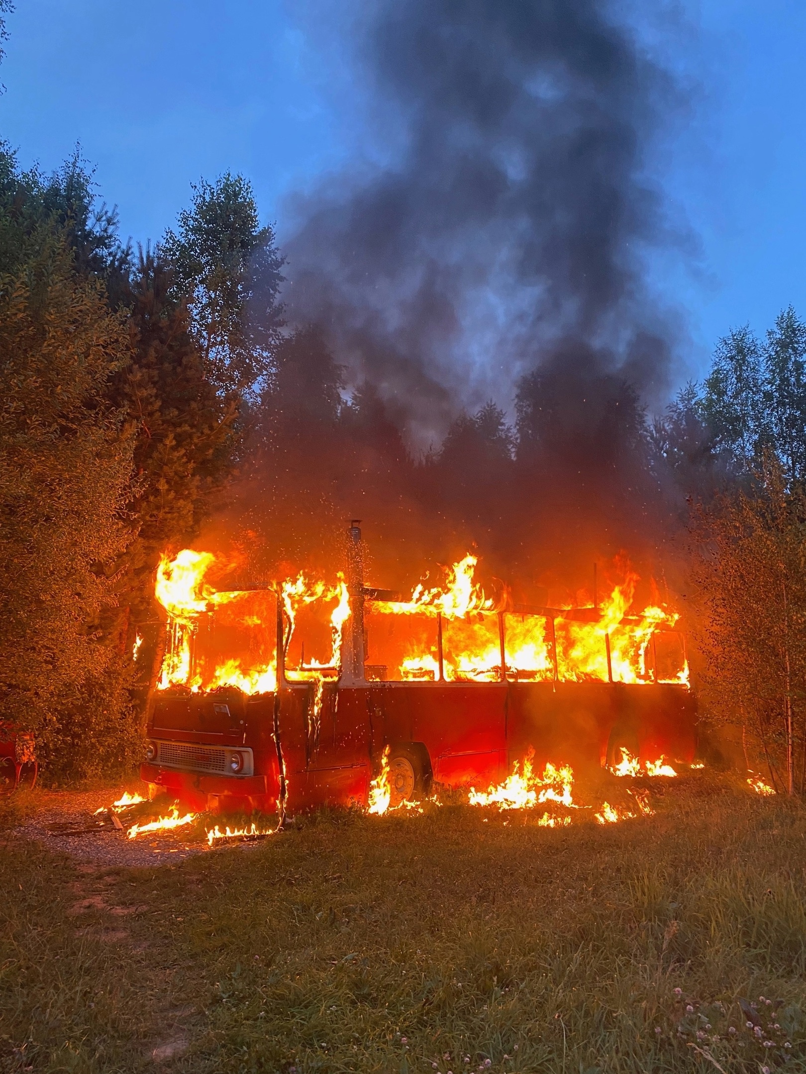 В Кирово-Чепецком районе дотла сгорел широко известный глэмпинг