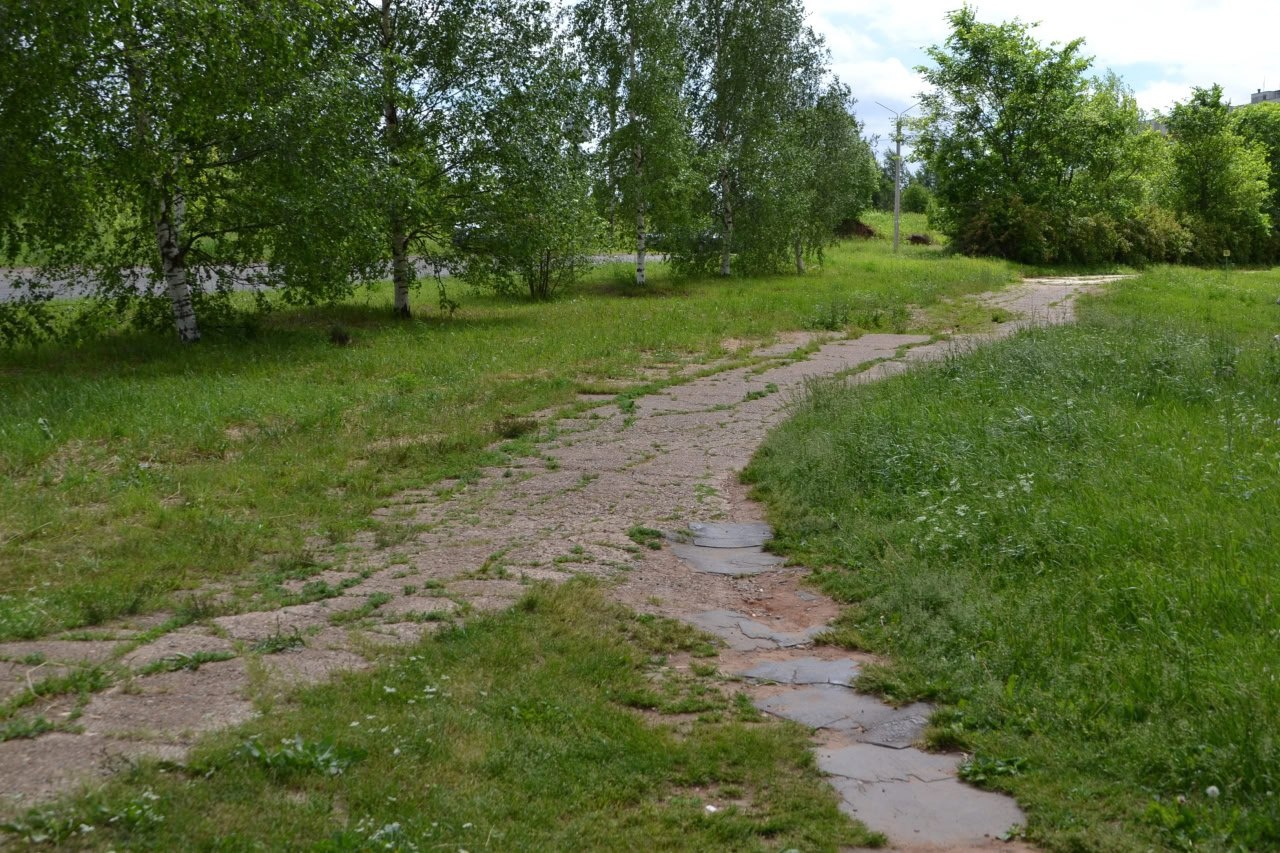 В Кирово-Чепецке отремонтируют тротуар, по которому невозможно ходить даже в сухую погоду