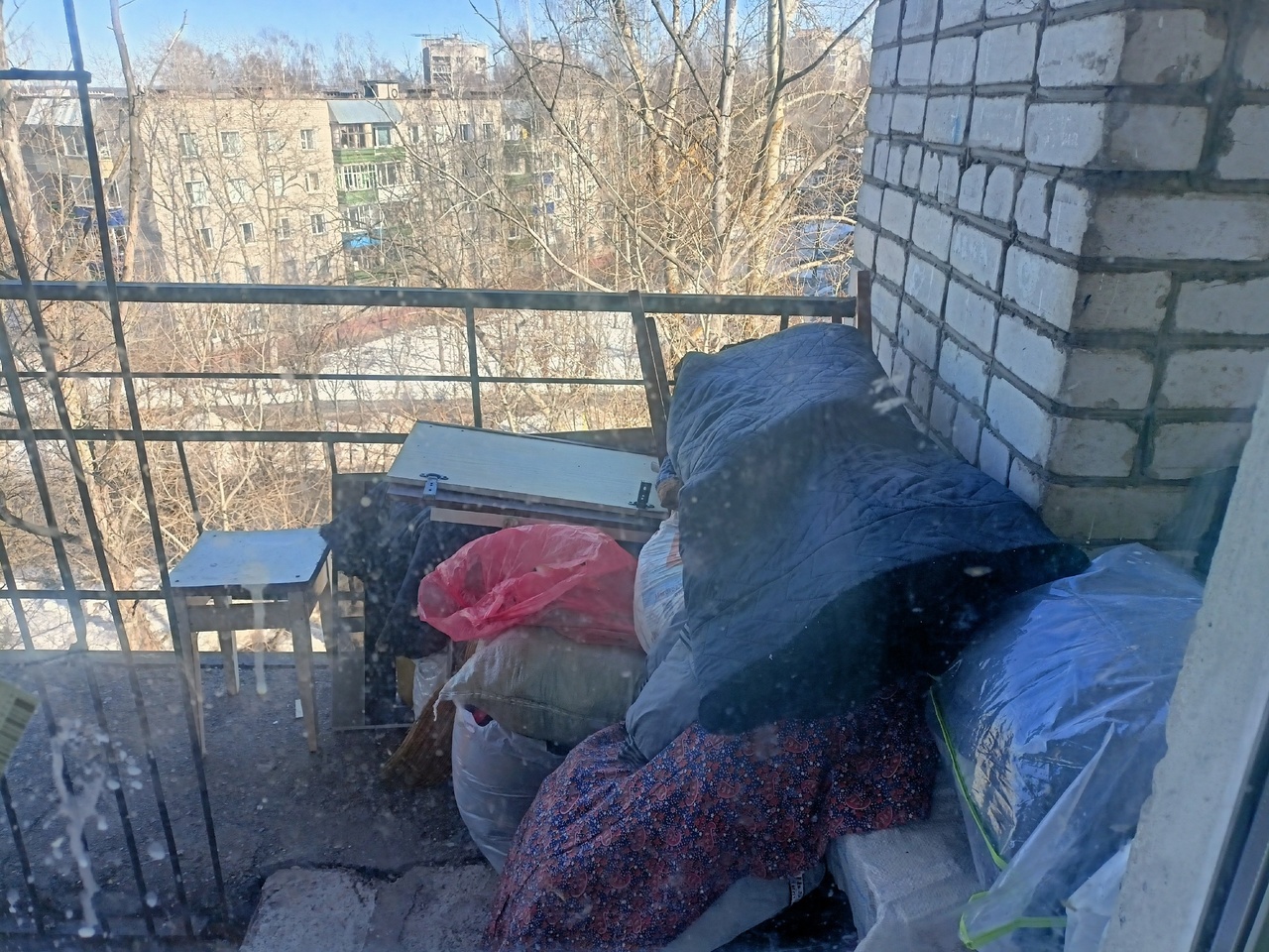 Чепецкий "Плюшкин" превратил квартиру в вонючую свалку и съехал