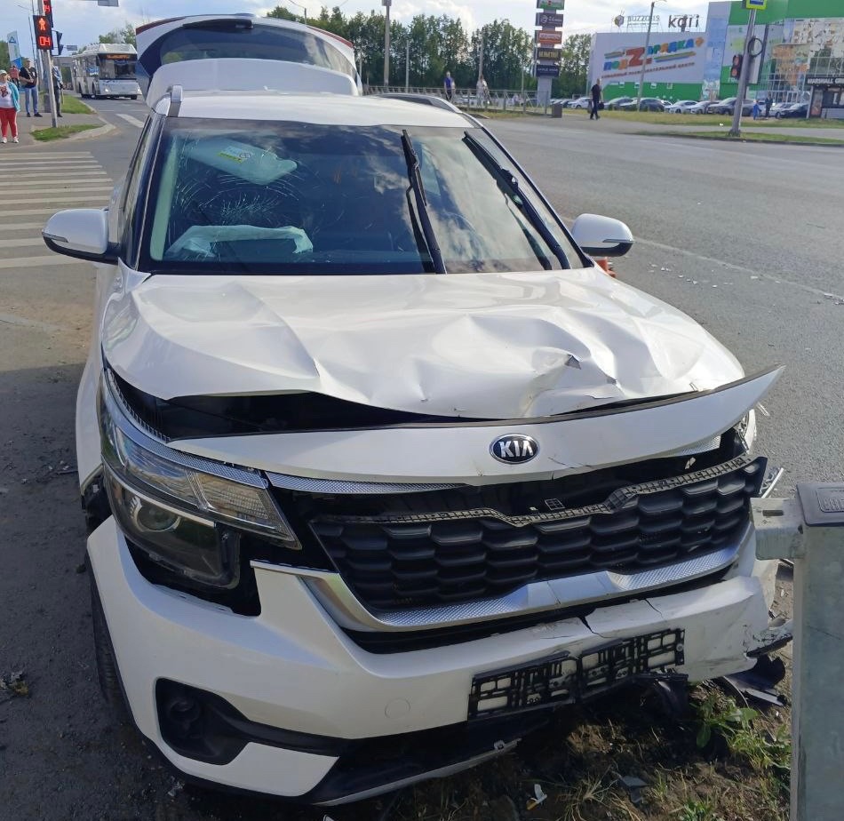 Четверо кировчан пострадали в результате столкновения Renault Logan и Kia Seltos