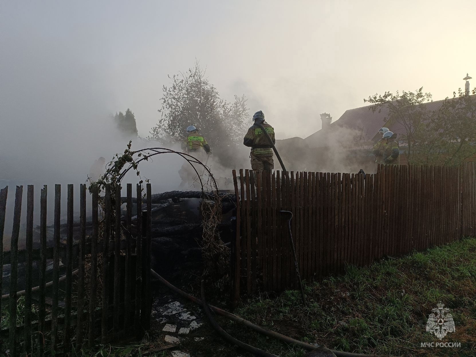 Огонь полностью уничтожил два дома и баню в Слободском районе
