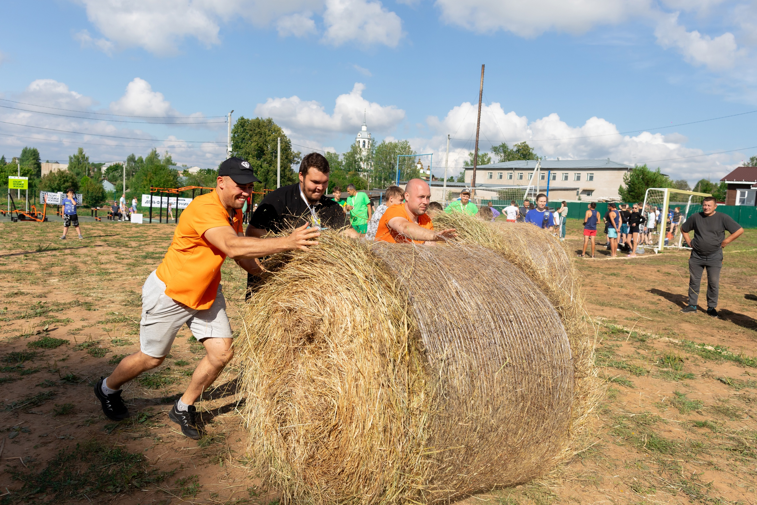 В Кирово-Чепецком районе прошли соревнования по перекату рулона сена
