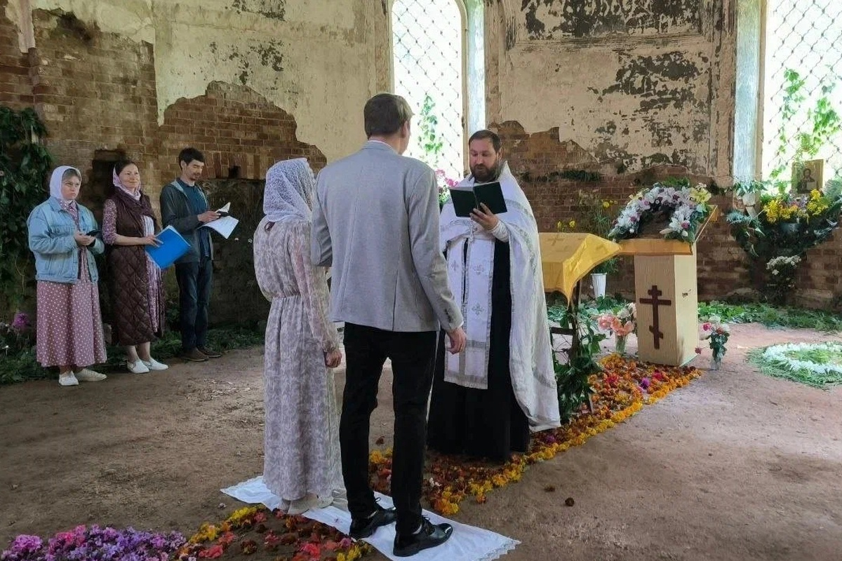 Чепчане обвенчались в заброшенном храме в Удмуртии