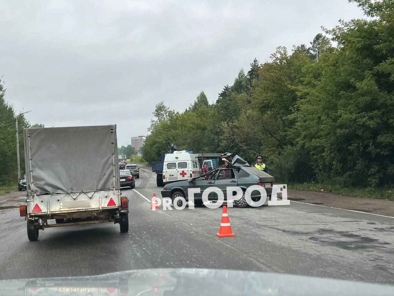 В Кирово-Чепецке "четырнадцатая" лишилась крыши, заехав под КамАЗ: два человека пострадали