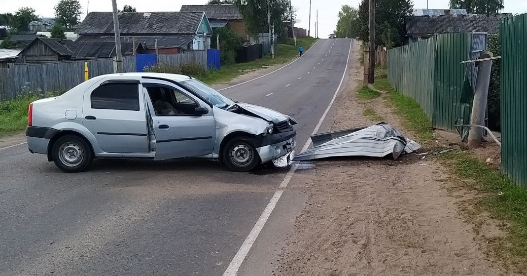 В Кирово-Чепецке водитель Renault Logan протаранил забор и получил травмы