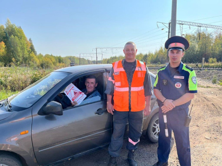 На железнодорожном переезде в Проснице провели рейд