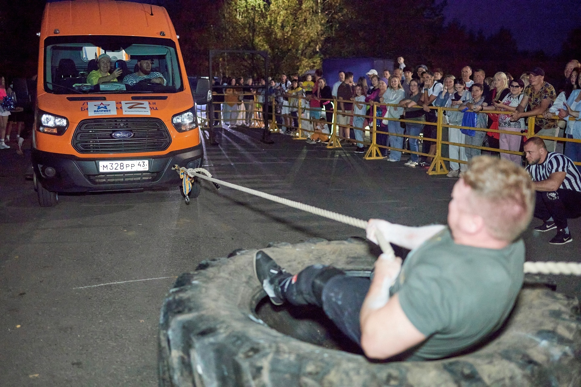 "И товарищу помог, и жену порадую": в Кирово-Чепецке богатыри сдвинули автомобиль на 20 метров