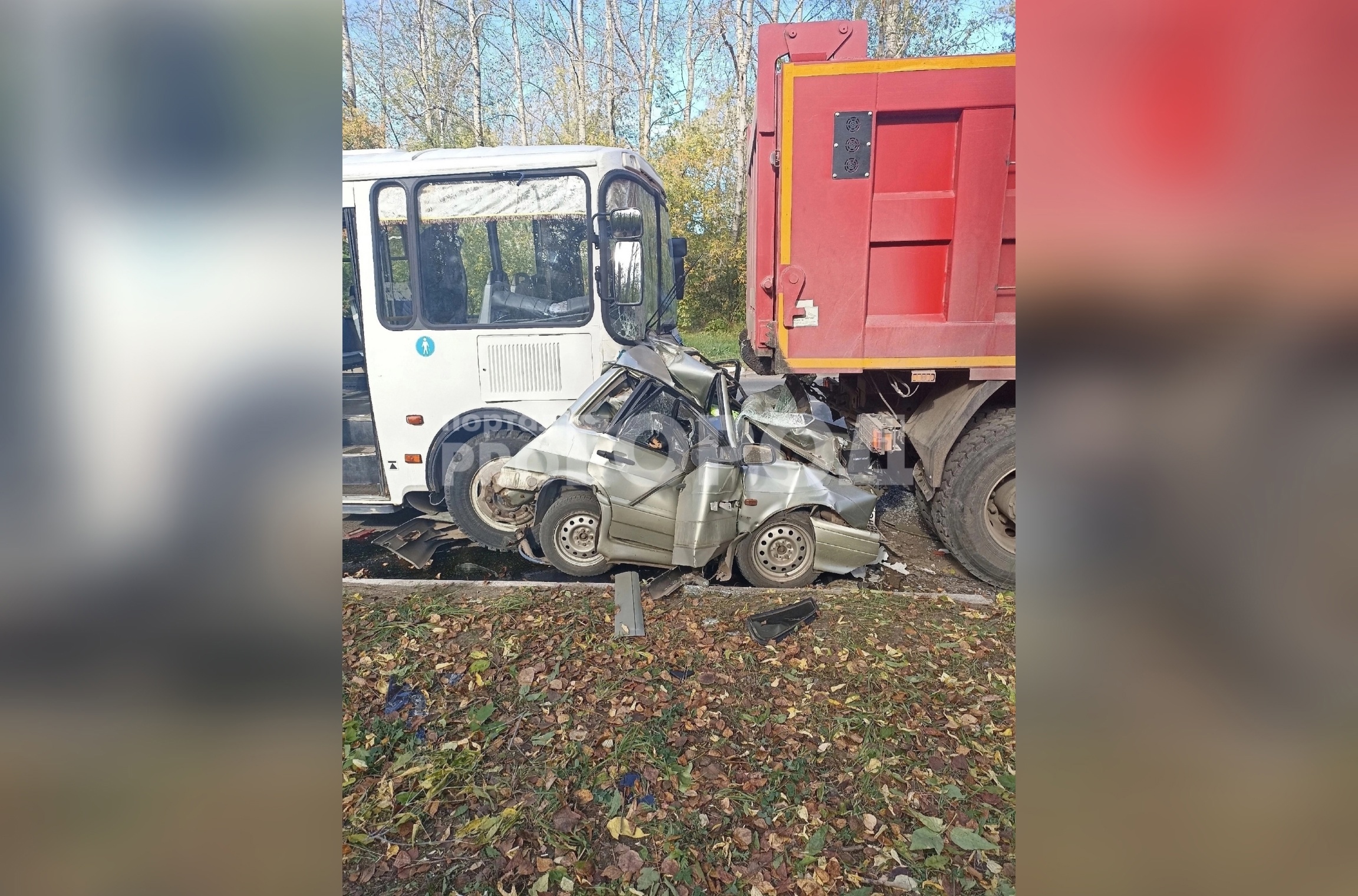 В Кирово-Чепецке водитель автобуса смял припаркованный ВАЗ, устроив страшное ДТП