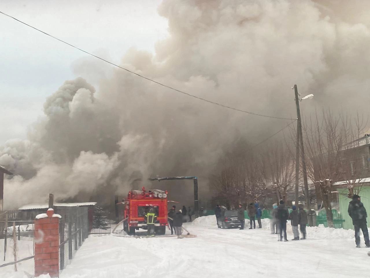 В Кильмези произошел крупный пожар в деревянном доме, где жили пенсионеры