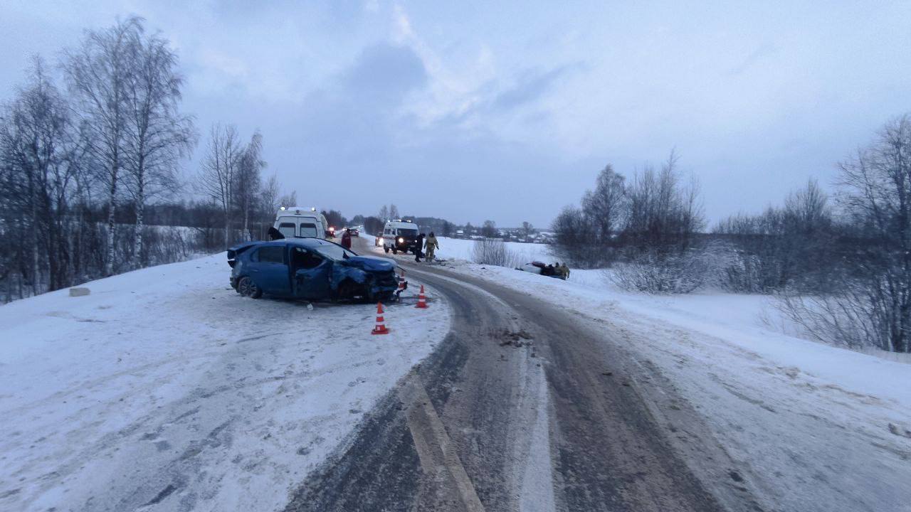 Пять человек пострадали в аварии на трассе в Кировской области