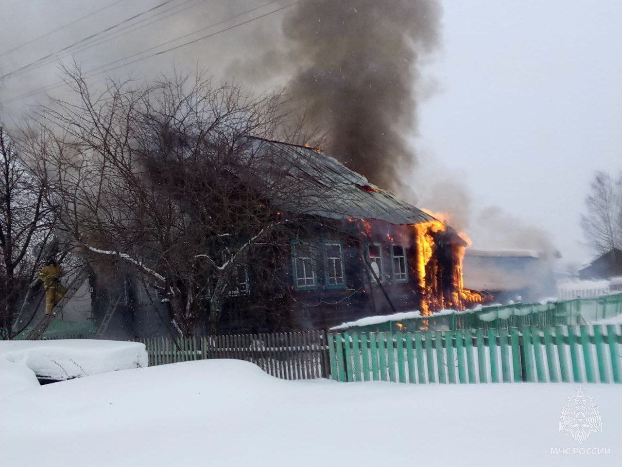 Под Белой Холуницей в пожаре погибла женщина, ее мужа успели спасти