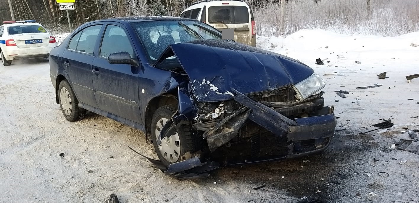 В Кирово-Чепецком районе столкнулись Lada и Škoda: пострадала женщина-водитель