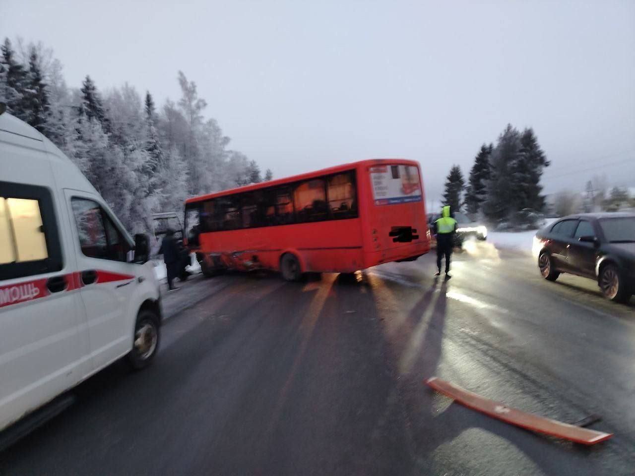 Один человек погиб в ДТП с участием автобуса под Кировом